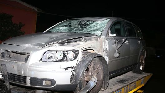 La Volvo V50 del 35enne incidentata nell'impatto con i due ciclisti. Ansa