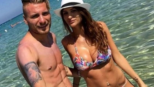 Ciro Immobile con la moglie Jessica al mare.