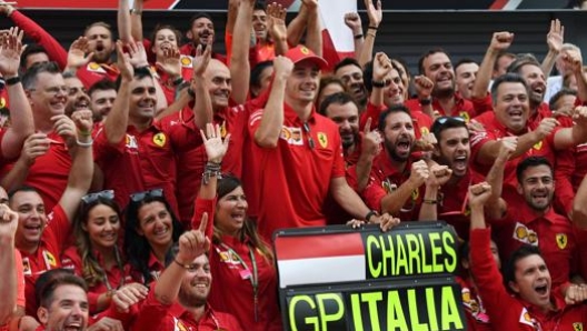 La festa Ferrari per la vittoria di Charles Leclerc (al centro) a Monza. Ansa