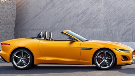 La F-Type è proposta sia coupé che scoperta