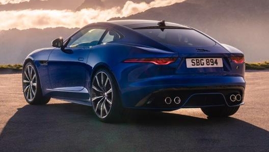 La nuova Jaguar F-Type con il motore V8 tocca i 300 km/h