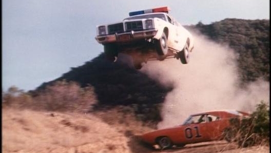 Lo sceriffo Rosco insegue il Generale Lee dei cugini Duke in Hazzard