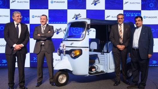 La presentazione dell’Ape E-City in India