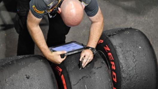 Controlli sulle gomme dopo il GP di Singapore. Afp