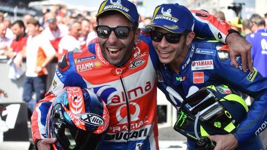 Da destra, Danilo Petrucci, 29 anni, e Valentino Rossi, 41. Afp