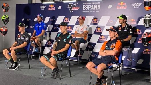 Piloti distanziati in conferenza a Jerez.