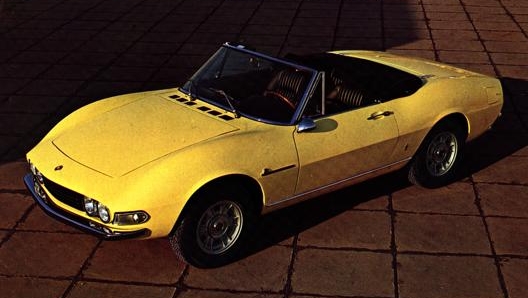 La Fiat Dino Spider (quella del film è nera) è protagonista di “Un sacco bello” quasi quanto Carlo Verdone