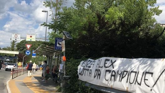 Davanti all'ospedale di Siena uno striscione per Alex