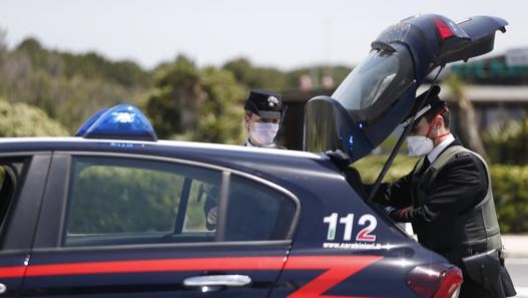 Un posto di controllo dei carabinieri sul litorale romano. Ansa