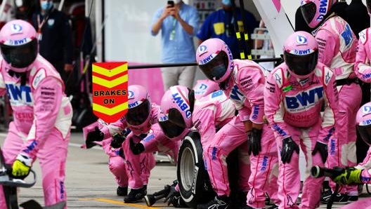 La squadra della Racing Point pronta per un pit stop. GETTY IMAGES