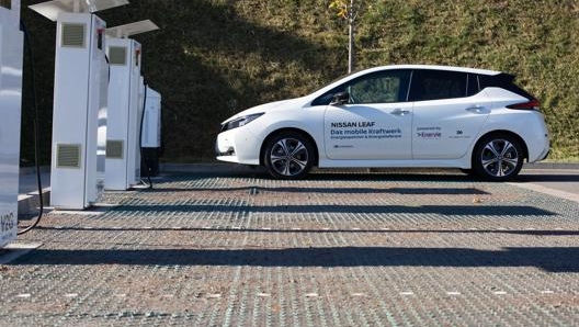 Una Nissan Leaf in una piazzola di  ricarica