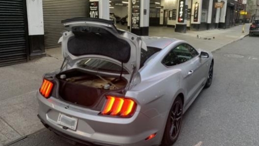 La Ford Mustang GT modifica davanti al Red Ball di Manhattan a New York