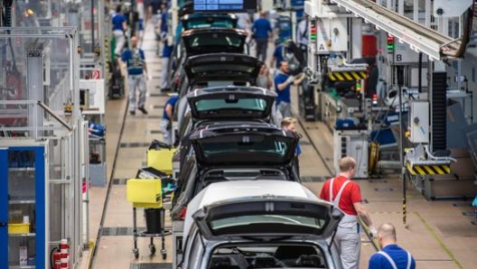 Una linea di montaggio a Wolfsburg.  Afp