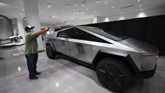 Il prototipo del Cybertruck esposto al museo Petersen di Los Angeles. Afp