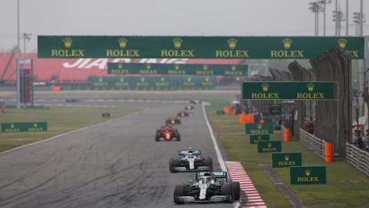 Lewis Hamilton precede la Mercedes gemella di Valtteri Bottas nel GP Cina 2019 LAPRESSE