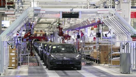 Una linea di produzione della Gigafactory Tesla di Shanghai. Ap