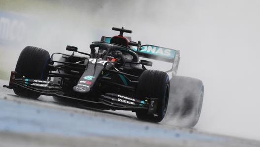 Lewis Hamilton in azione sull’acqua di Zeltweg. Getty