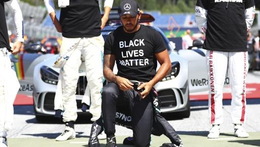 Lewis Hamilton inginocchiato prima del via. Lapresse