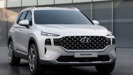 Una grande calandra dallaspetto tridimensionale caratterizza la nuova Hyundai Santa Fe