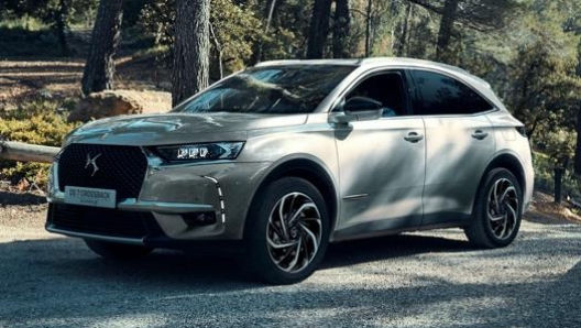 La DS 7 Crossback E-Tense abbina un 1600 a benzina da 180 Cv a un elettrico da 110 Cv