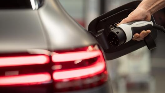 I grandi marchi tedeschi si danno battaglia anche sul fronte dei Suv elettrici. In foto la Mercedes Eqc. EPA