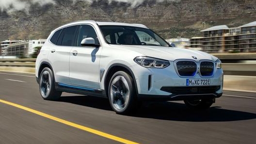 Bmw ha interpretato il concetto di Suv elettrico premium in un modo diverso rispetto a Mercedes e Audi, dotando la iX3 di un solo motore e della trazione posteriore