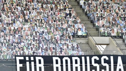 Le sagome dei tifosi del Borussia Moenchengladbach in Bundesliga. LaPresse