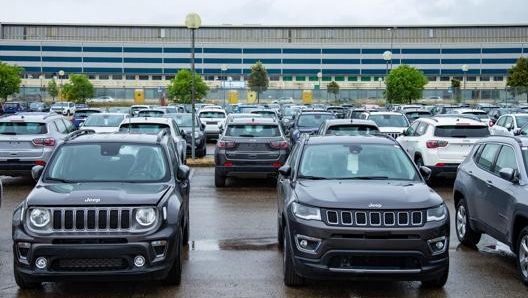 Automobili nuove prodotte nello stabilimento di San Nicola di Melfi. Ansa