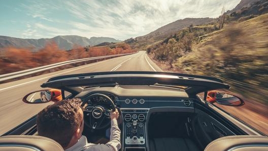 Dal sedile del conducente si ha una visione completamente panoramica della vettura