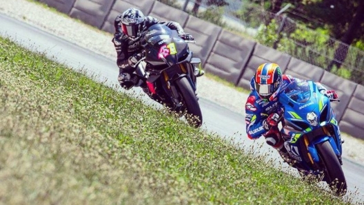 Rins in sella alla Gixxer, inseguito da Aleix Espargaro con la sua Aprilia Rsv4