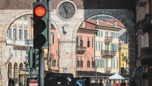 Una strada di Verona durante il lockdown a marzo. Ansa