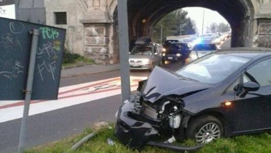 Un'auto dopo uno scontro con un palo