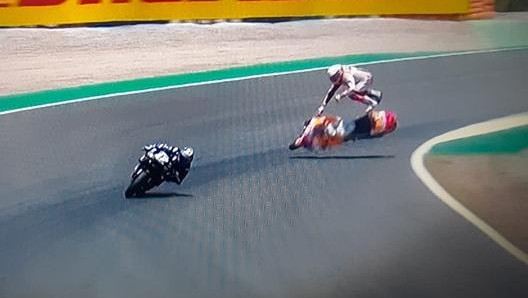 L’uscita dalla curva 4 con Marquez già in aria sparato dal posteriore della Honda verso un tremendo high-side