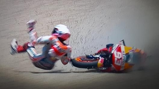 Marquez nella sabbia a forte velocità seguito dalla sua RC213V