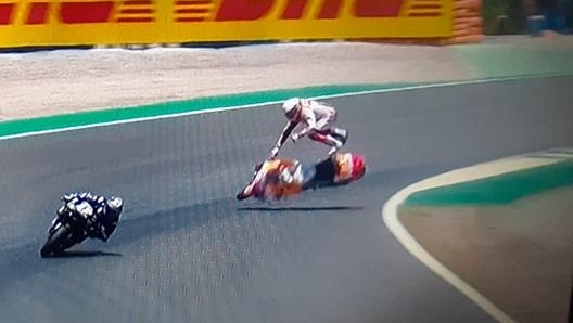 Marquez in volo dopo l’highside del suo posteriore che gli ha causato la brutta frattura e varie contusioni