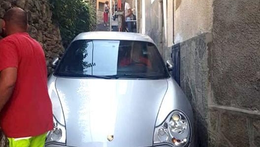 La Porsche incastrata nel vicolo