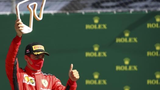 Charles Leclerc col trofeo per il secondo posto. Ap