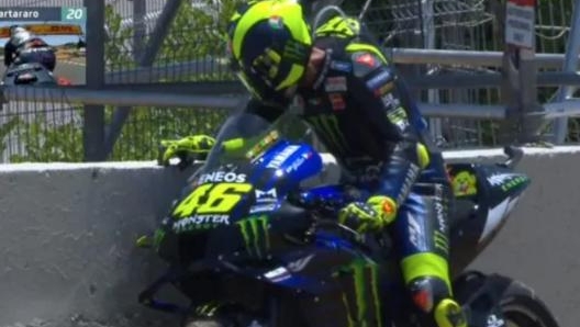 Valentino che al 18° giro appoggia la sua M1 al muretto della pista dopo l’accensione di una spia sul cruscotto