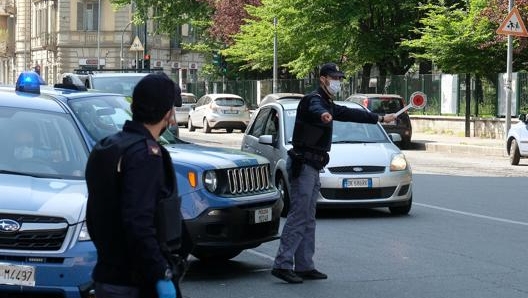 Un controllo di polizia a Torino. Ansa