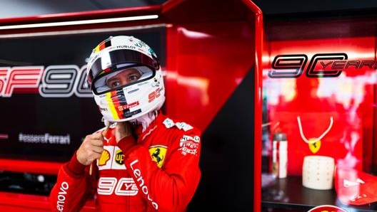 Tra gli oggetti battuti all’asta anche una delle tute di Sebastian Vettel