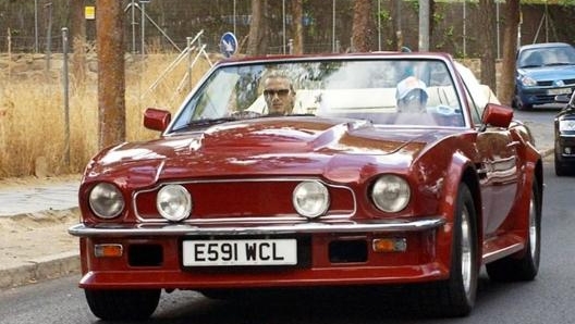 David e Victoria Beckham sulla Aston Martin V8  Volante