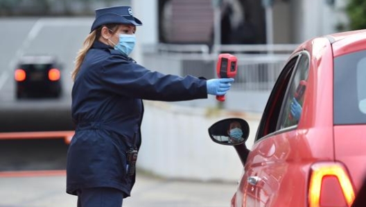 Il controllo della temperatura all’ingresso di Mirafiori. Ansa