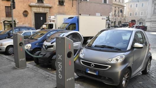 Alcune colonnine di ricarica per auto elettriche in centro a Roma. LaPresse