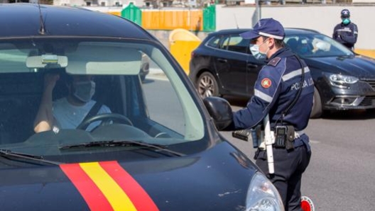 Un posto di controllo a Milano. Ansa