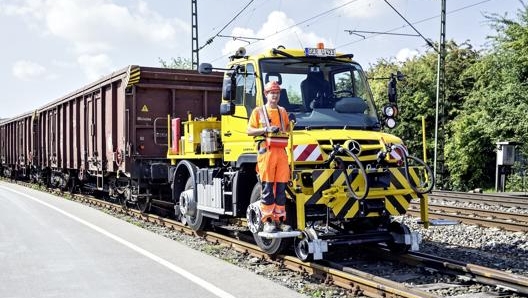 Unimog in versione bimodale, con pneumatici o cerchi speciali per esercizio su rotaia