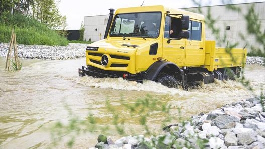 Unimog ha una capacità di guado fino a 1,2 metri e un’altezza libera dal suolo di 50 centimetri