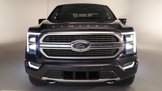 Il frontale del rinnovato Ford F-150 è ancora più imponente. Ap