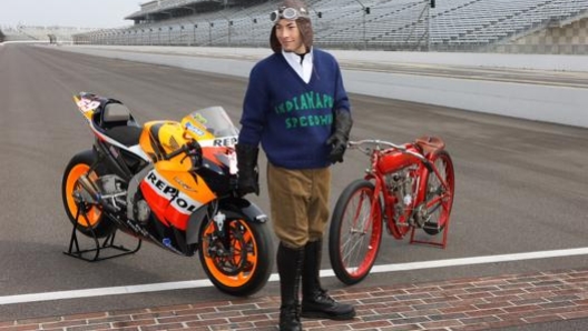 Nicky Hayden vestito da motociclista d’epoca a Indianapolis