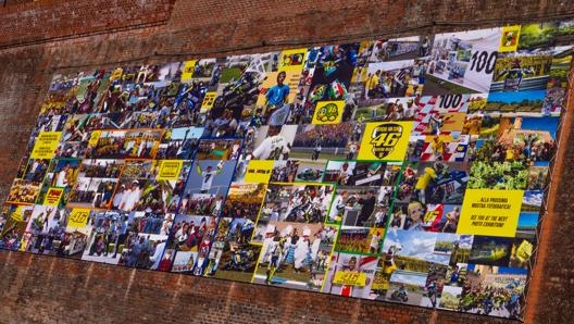 Lo striscione che riproduce la carriera di Rossi