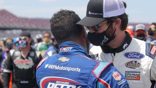 Corey LaJoie, 28 anni di fronte, abbraccia per solidarietà Bubba Wallace, l’unico pilota afroamericano della Nascar. AFP